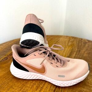 Women’s Nike Revolution 5